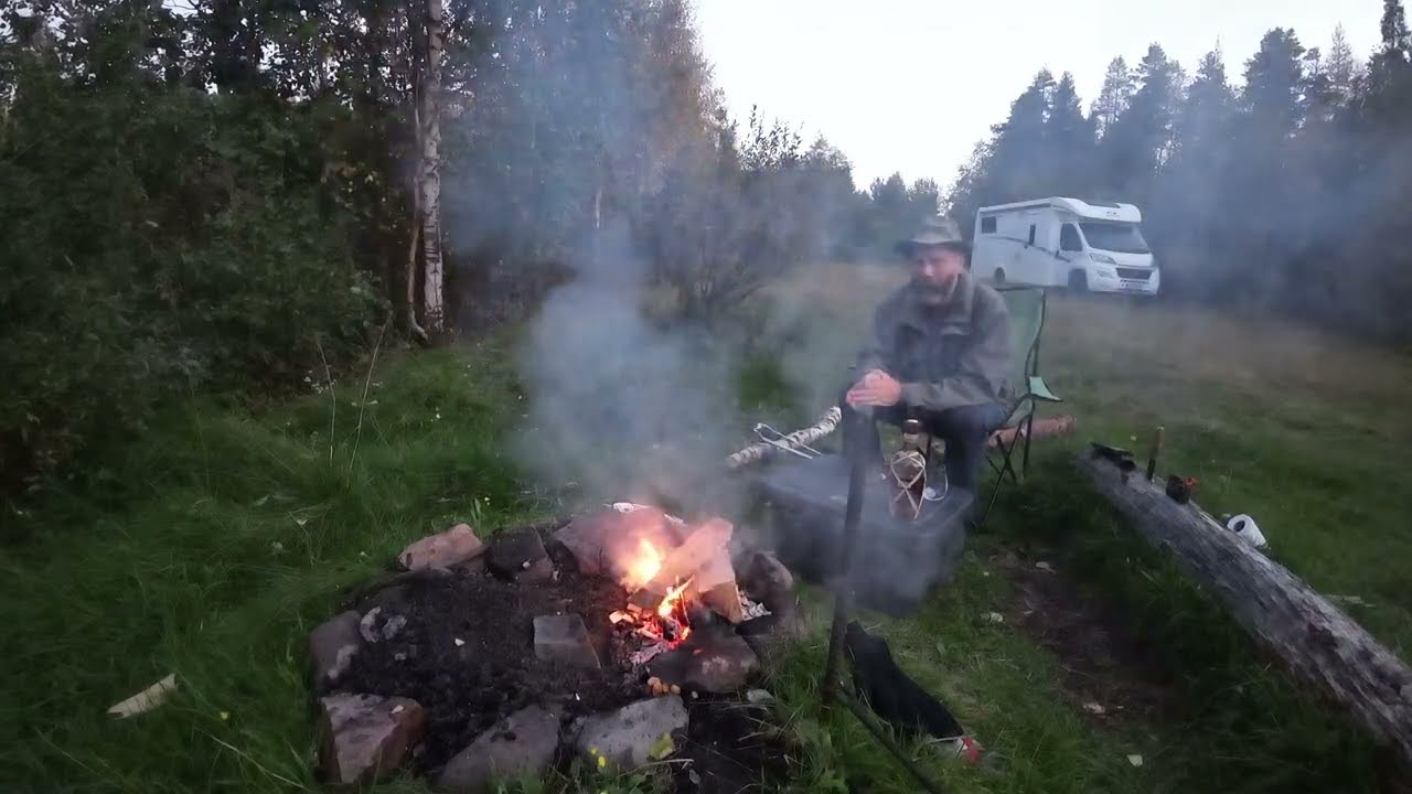 Puskaparkit Meltausjoen ja Luirojoen rannalla. Ari matkaa jatkaa asuntoautolla kohti pohjoista.