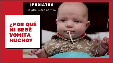 ¿Por qué mi bebé vomita líquido claro horas después de comer?