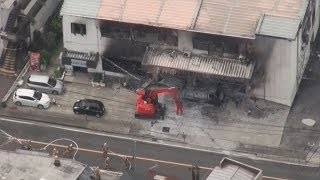 工場火災、消火に着手 重機でシャッター除去
