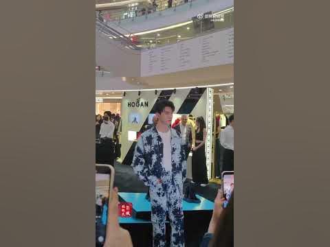 Gong Jun waving to his fans, cr: to the owner of the video. - YouTube