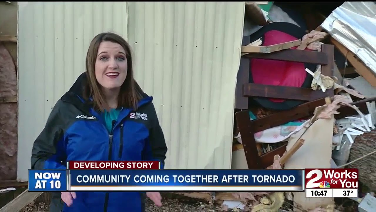 Community comes together after tornado - YouTube