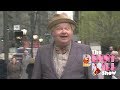 Σαββατοκύριακο χωρίς Benny Hill γίνεται; Δεν γίνεται!(βίντεο)