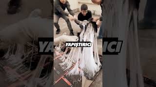 Bu Adam Ayağını Attığı Gibi Yapıştı Çünkü Bu Sıradan Bir Tutkal Değil