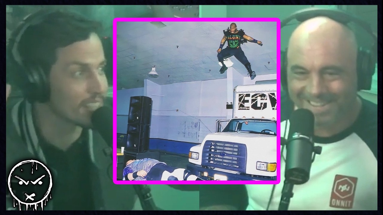 Джо Роган и Тони Хинчклифф наблюдают за рестлингом с Легионом Скэнкс