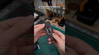 Handcrafted leather Key Hitch in Praline color.