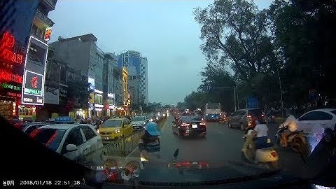 Chạy xe máy ngược chiều gặp ôtô chặn đầu nhưng chị vẫn cố lách để đi tiếp