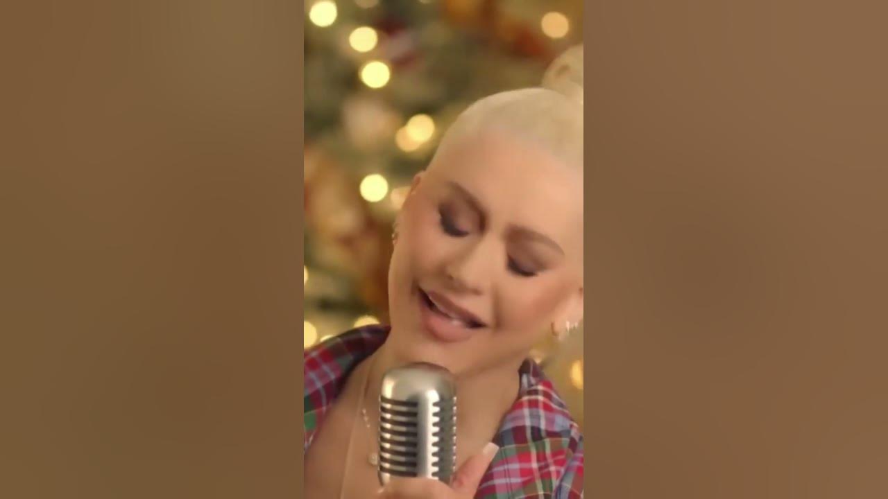Christina Aguilera performs “The Christmas Song” for Late Night with Seth Meyers #christinaaguilera