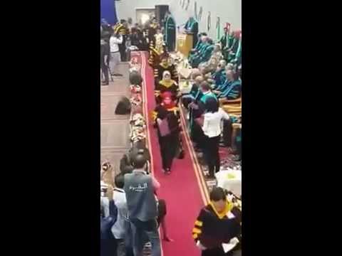 طالب خريج يبصق على استاذه في حفل التخرج جامعة جدارا