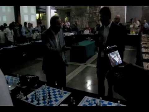 Video: Garry Kasparov netto waarde: Wiki, Getroud, Familie, Trou, Salaris, Broers en susters