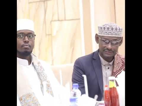 Qaari Xasan Al Waajidi Oo Wiilkisa Oo Aad Uda Yar Uguriyey Daawo