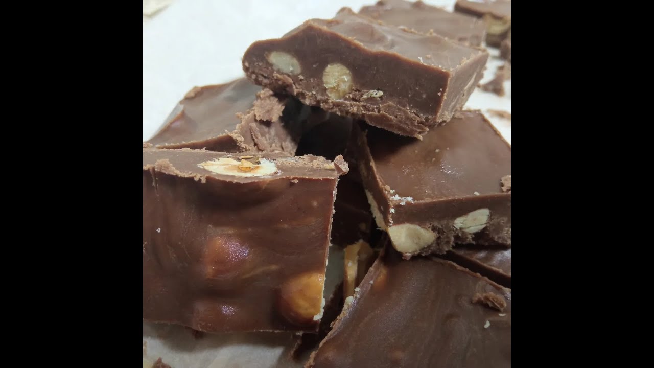 חטיף שוקולד טחינה עם אגוזים ושקדים קלויים