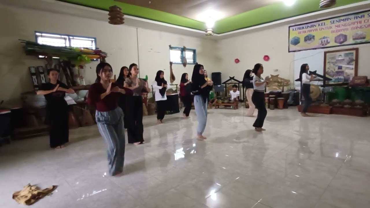 Latihan Tari Mondotambe #sanggaranasepusorume #taripenyambutan #sukutolaki #traditional