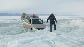 Автомобиль провалился в трещину в районе п. Хужир, озеро Байкал, малое море. 12 марта 2024.