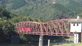 晩秋の球磨川橋梁と赤列車