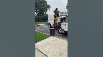 Labrie Automizer on residential trash, Chesapeake VA