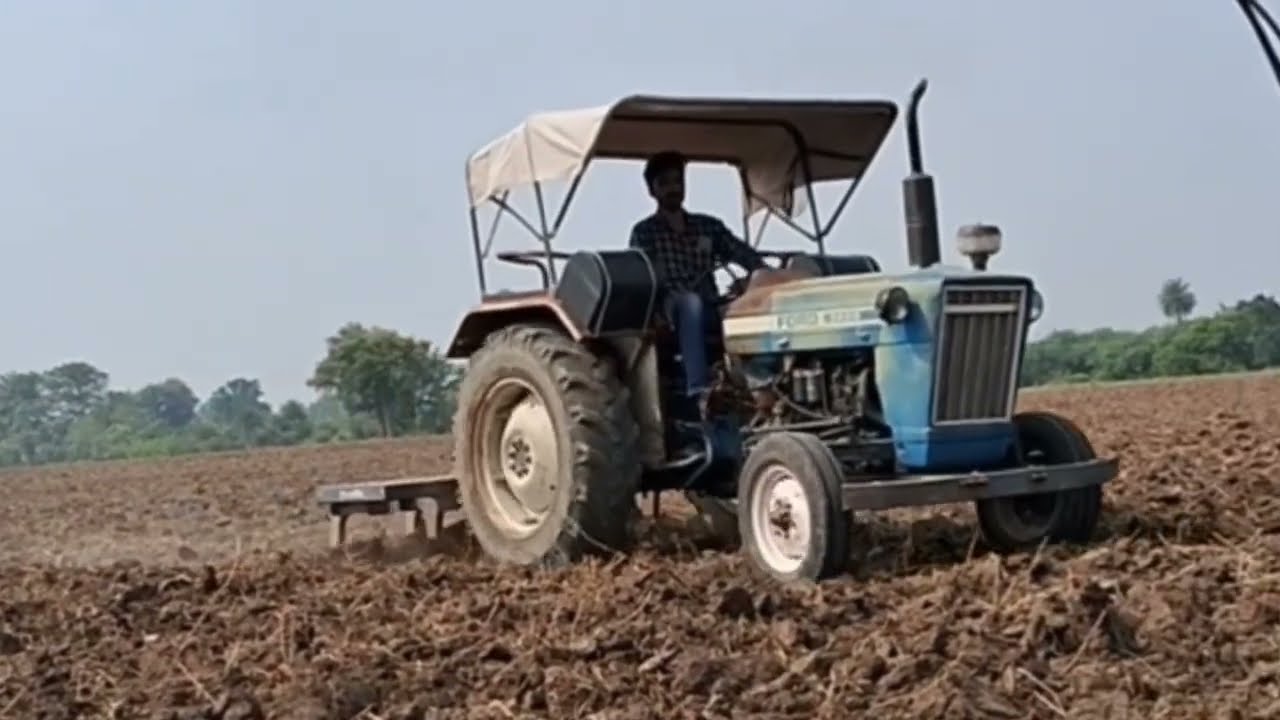 Ford 3600  trector  video . old trector video .  Farming video.  Ford 3600 cultivator. 