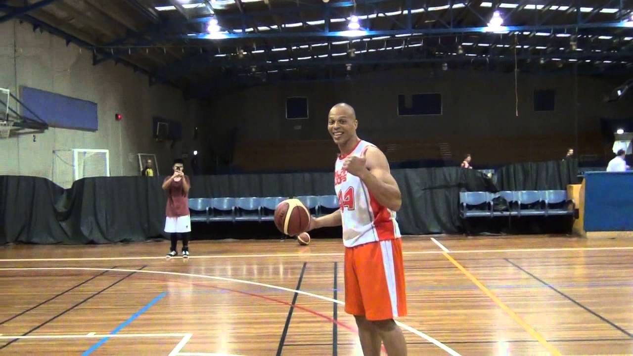 Helping Hoops Coach Mike Spears Melbourne Tigers Slam Dunk Comp Entry