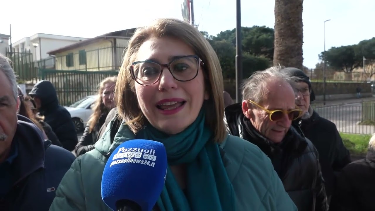 Pozzuoli, protesta al Comune contro un'antenna 5G: 