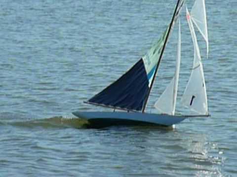 Sailing Mariquita classic yacht
