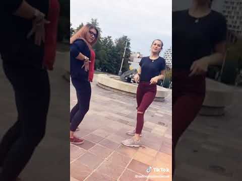 Tiktok niste fete dansează