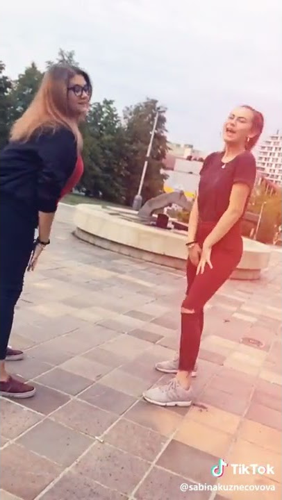 Tiktok niste fete dansează