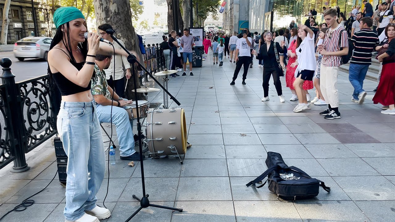 How To Attract A Crowd In 5 Seconds | Jessie J - Price Tag ft. B.o.B | Tbilisi street Music