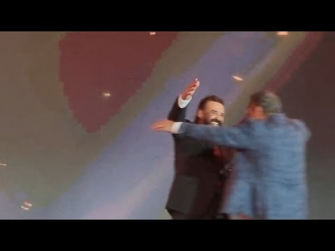 اخويا وابويا بكاء وانهيار كريم عبدالعزيز لحظة تكريم صديقه ماجد الكدواني