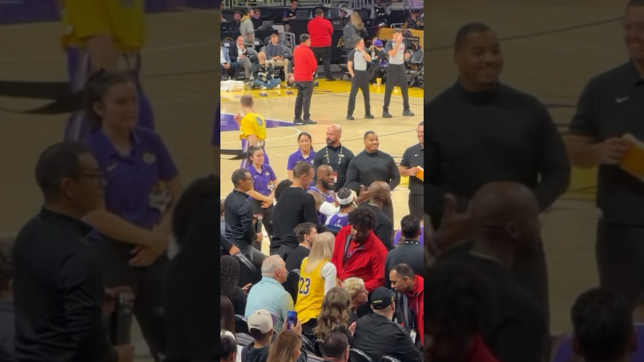 Леброн вступил в жаркую дискуссию во время тайм-аута.