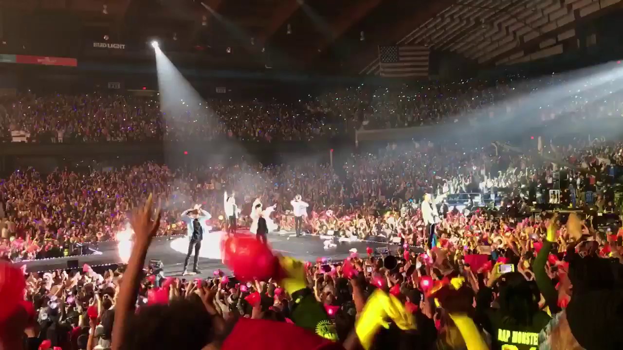 [170329] BTS The Wings Tour in Chicago - Outro Wings Fancam - YouTube