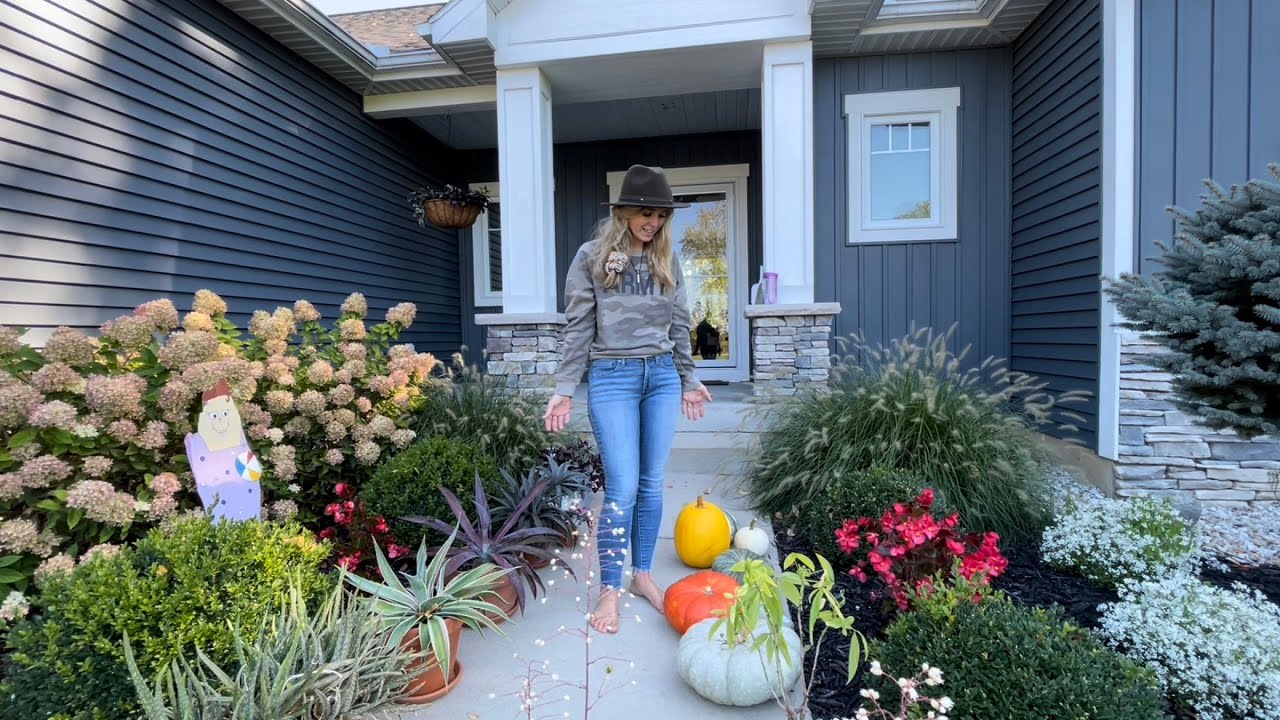 Fall front door: Reusing Summer Planters, Mangave, and Rocks for free…and some pumpkins 🎃