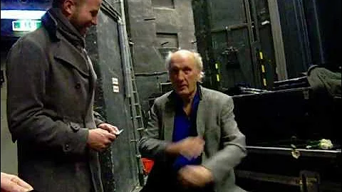 Herman van Veen schreibt Autogramme backstage 11.12.2012 Berlin Admiralspalast