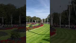 Crowded Buckingham Palace in Sunny Day - London City