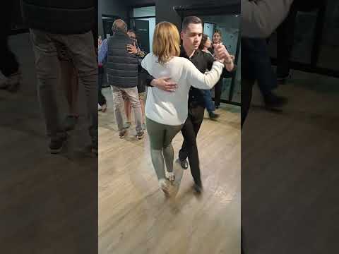 El profe Andres vareando sus alumnas clase de tango de salon criollo uruguayo argentino rioplatense