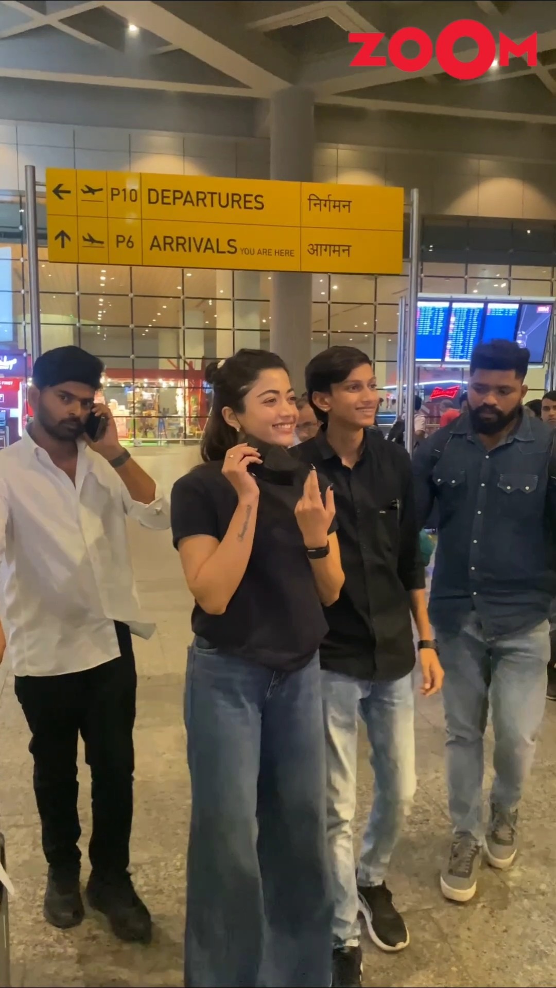 Rashmika Mandanna calls her fam to click pic with him at the airport #shorts #rashmikamandanna