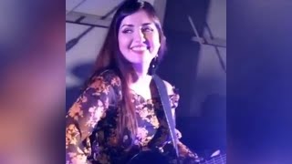 Jennifer Degollado tocando bajo quinto