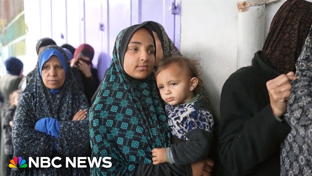 Gazans queue for bread amid the worsening humanitarian crisis