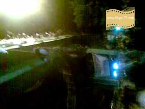 المعارضة تنكل بالجثث امام مسجد الصحابه في مدينة درنة