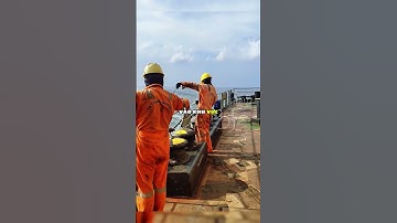 Bí mật anh chàng phòng thủ chống cướp biển trên tàu! 😲