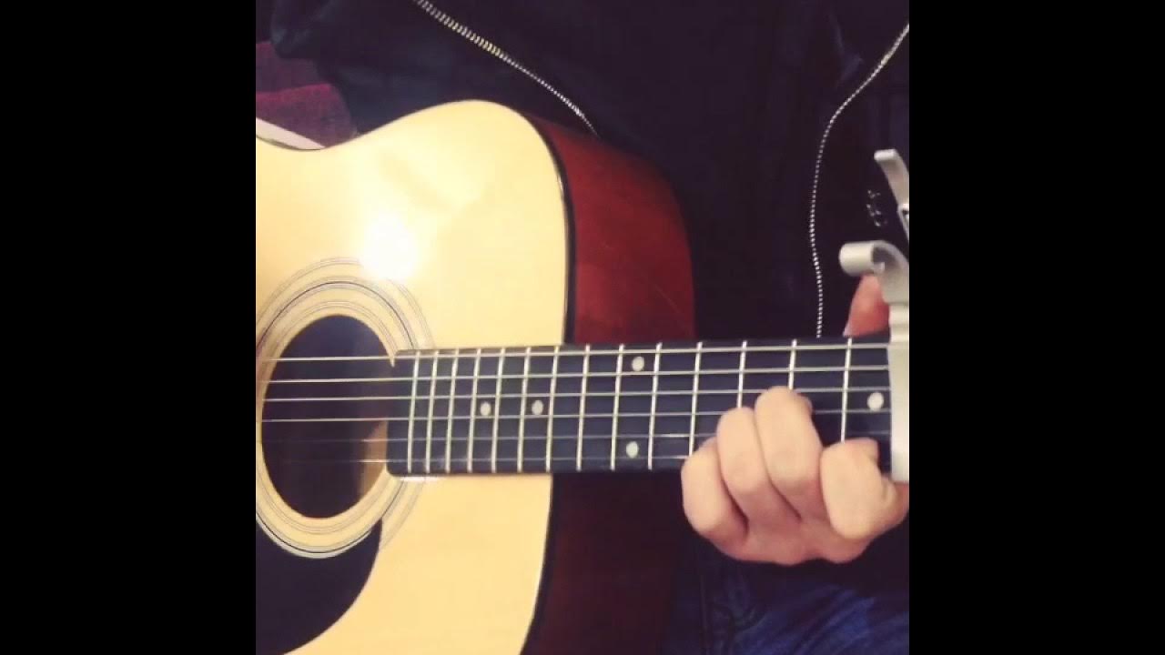 Надрывно рыдала гитара, стонал барабан. Песни под гитару не плачь. Песни не плачь гитара моя. Песня под гитару в опустевшем парке плачут тополя. Надрывно рыдала гитара, стонал барабан.