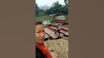 Bốc vác tại cửa  khẩu tà lùng cao bằng.