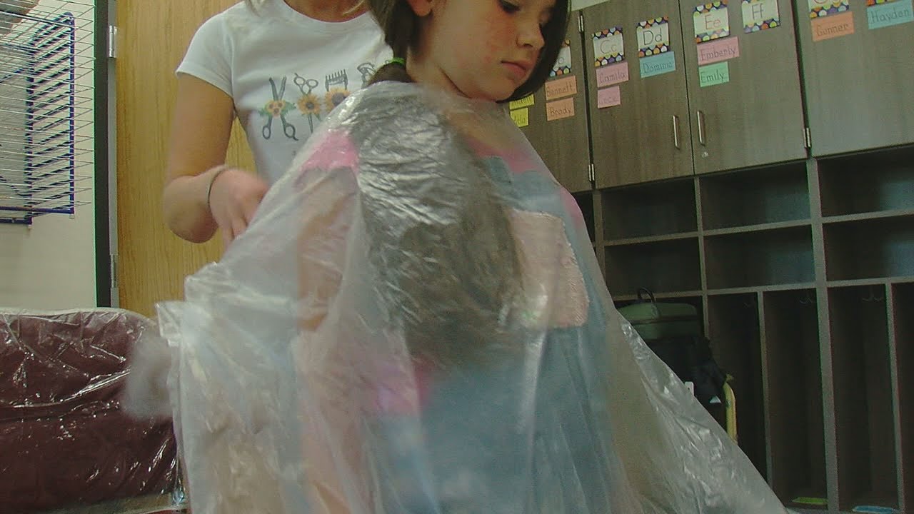 Oxford barber gives free haircuts to students ahead of picture day