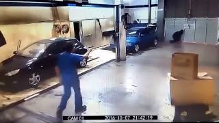 Thief Outsmarted by Car Wash Attendant - Thief fail caught on camera 2016 screenshot 3