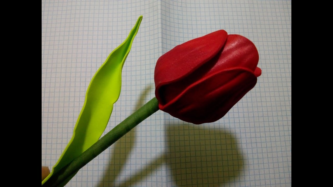 Tulipa  de EVA frisada na colher de sopa