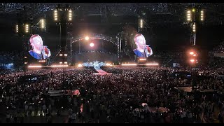 Coldplay a Napoli cantano Napule di Pino Daniele allo Stadio Diego Armando Maradona