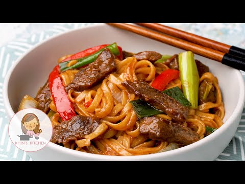 The stir-fried rice noodles with beef called 干炒 牛 河 are one of the favorite dishes of Chinese people. 