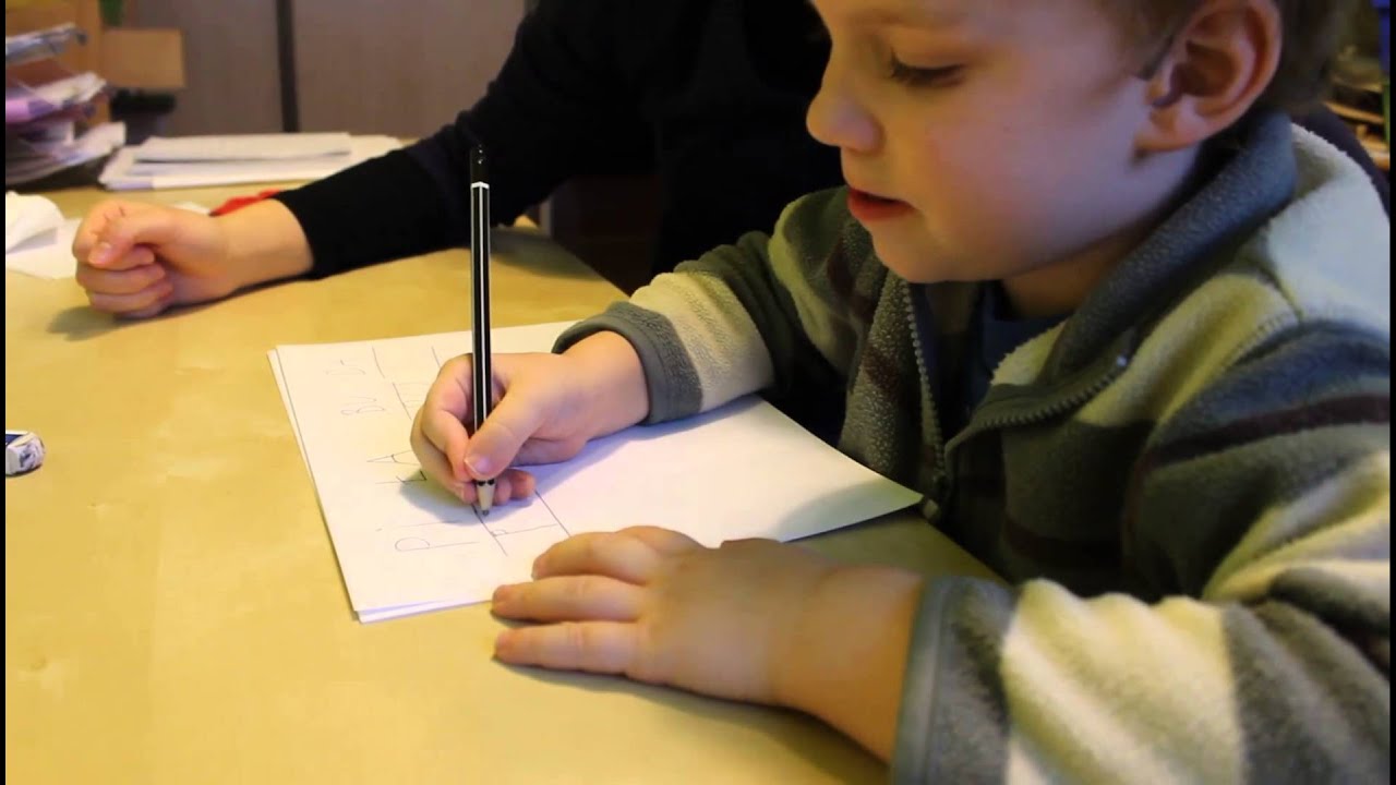 Adaś ma 3,5 i autyzm. Jest prowadzony metodą krakowską. Uczy się pisać.