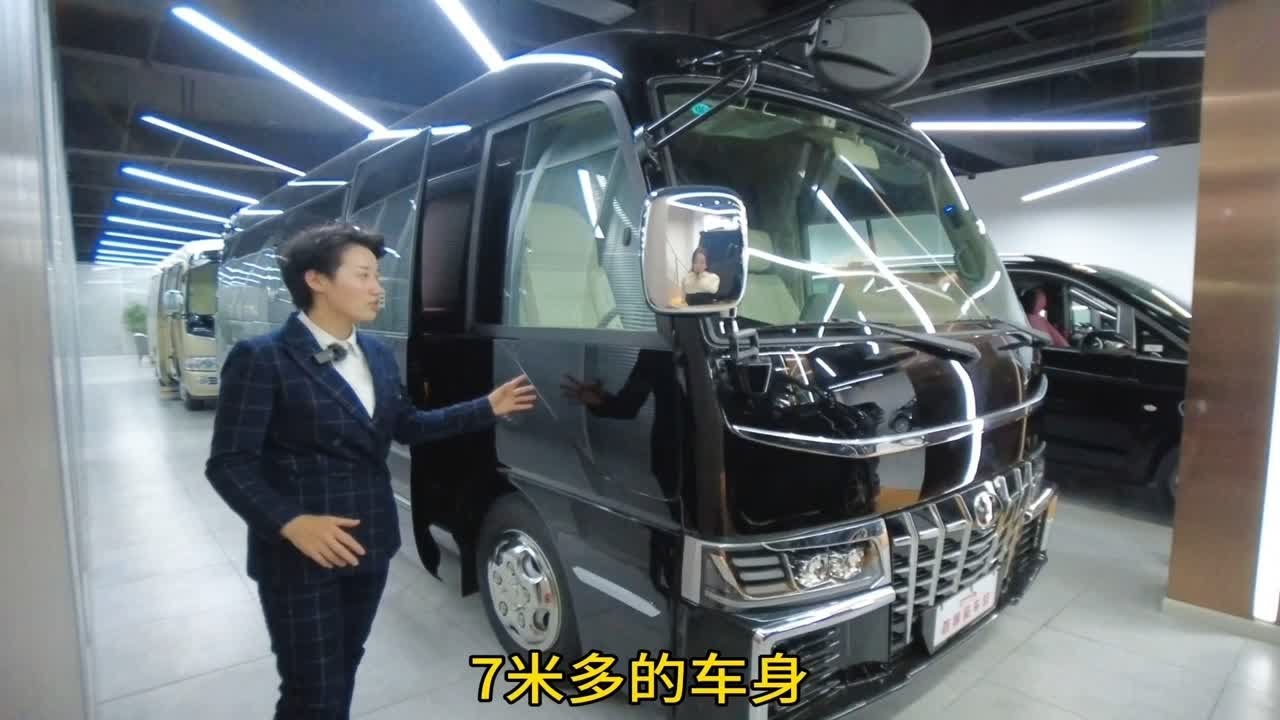首席鉴车官 有人说改装车的尽头就是丰田考斯特 这台12座移动多功能商务车你喜欢吗? - YouTube