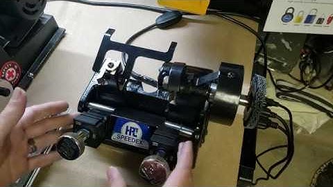 (118) Copying keys with a manual duplicator