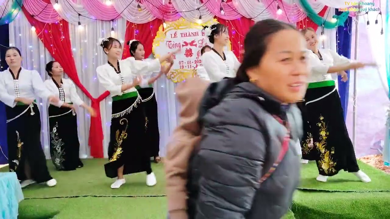 Múa cánh tay dịu dàng do đội văn nghệ thực hiện