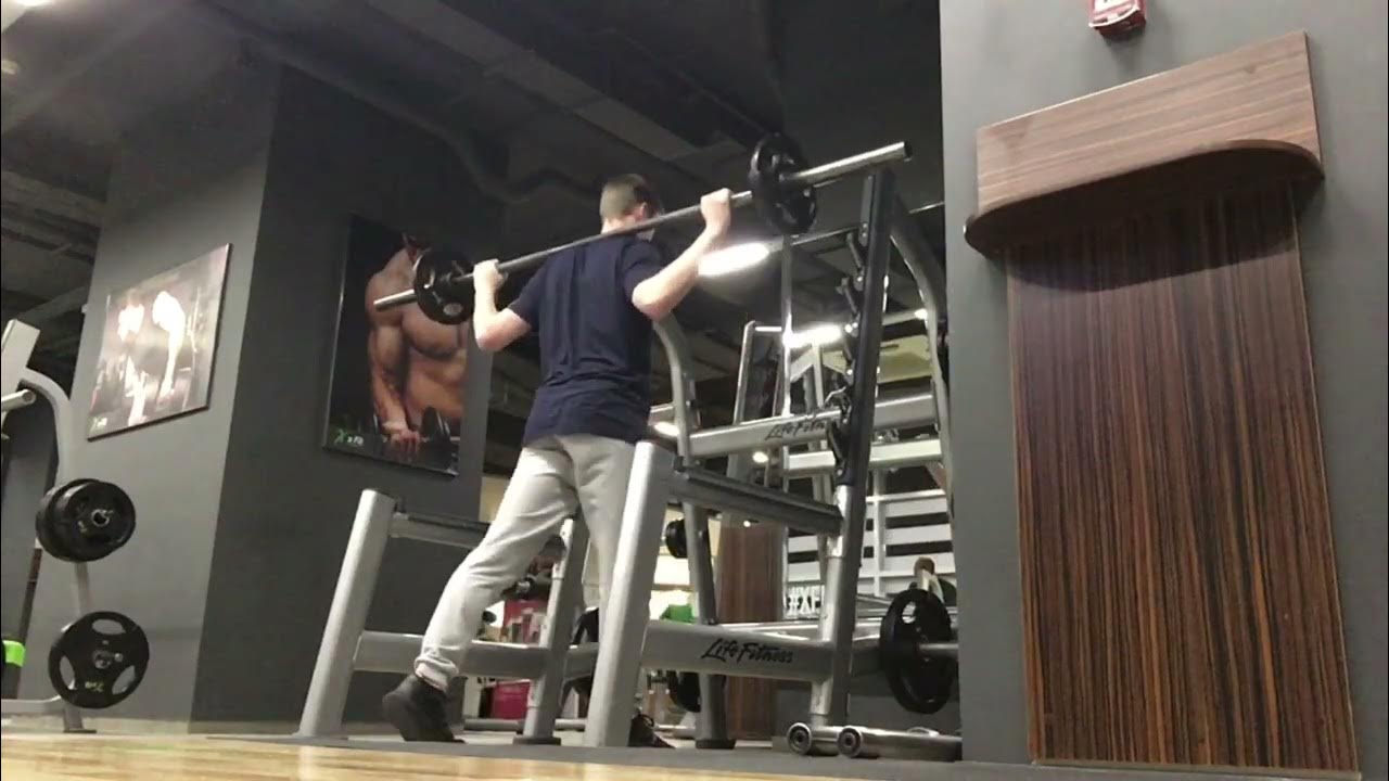 Болгарский сплит-присед со штангой. Сплит приседания в тренажере смита. Болгарские сплит приседания техника. Выпады со штангой на плечах. Сплит присед в смите.